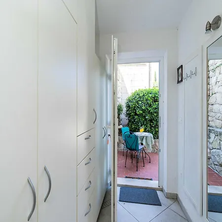 Alegria - With Patio And Garden View Apartamento *